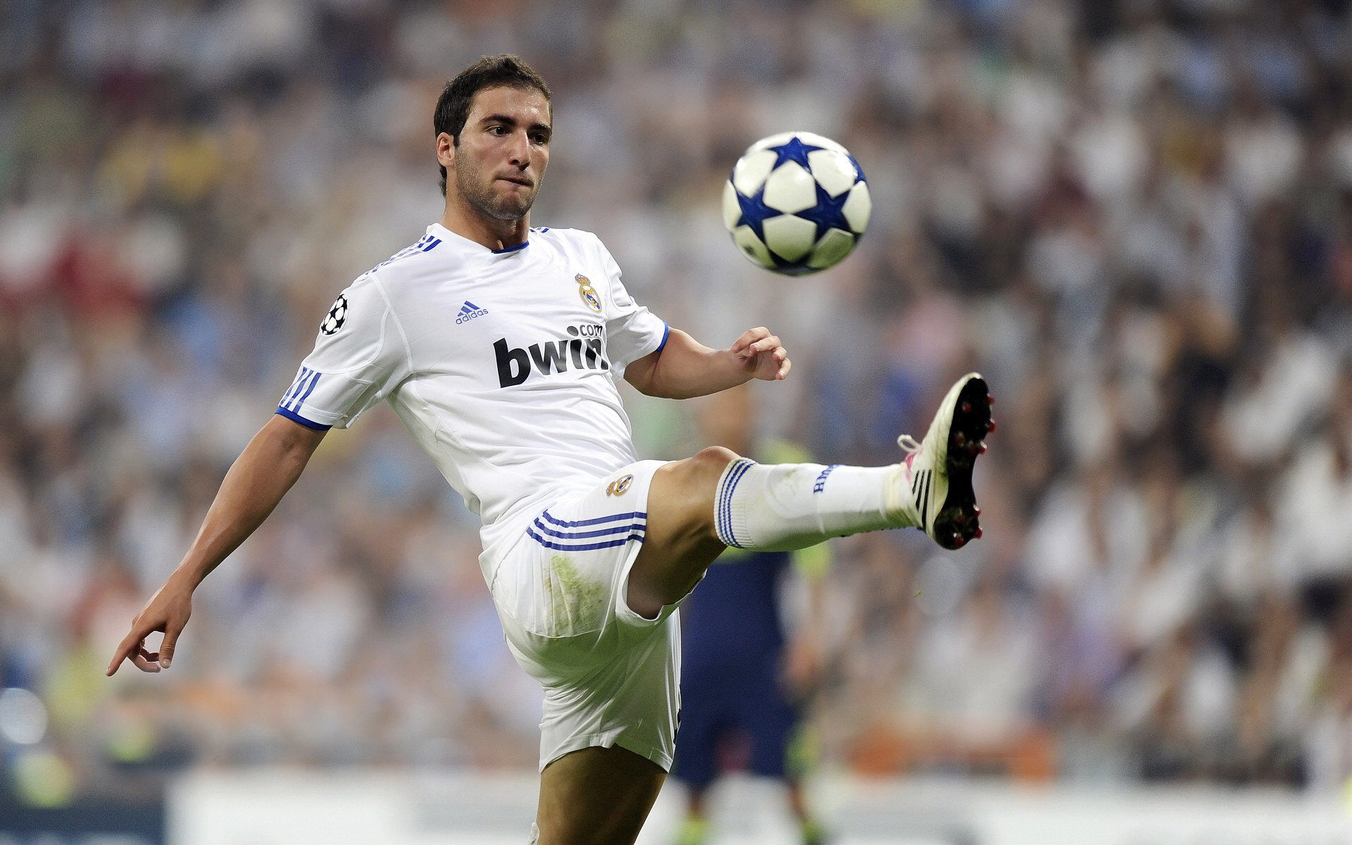 开云体育平台-青少年足球在少数民族地区逐渐普及，助力民族地区体育教育发展